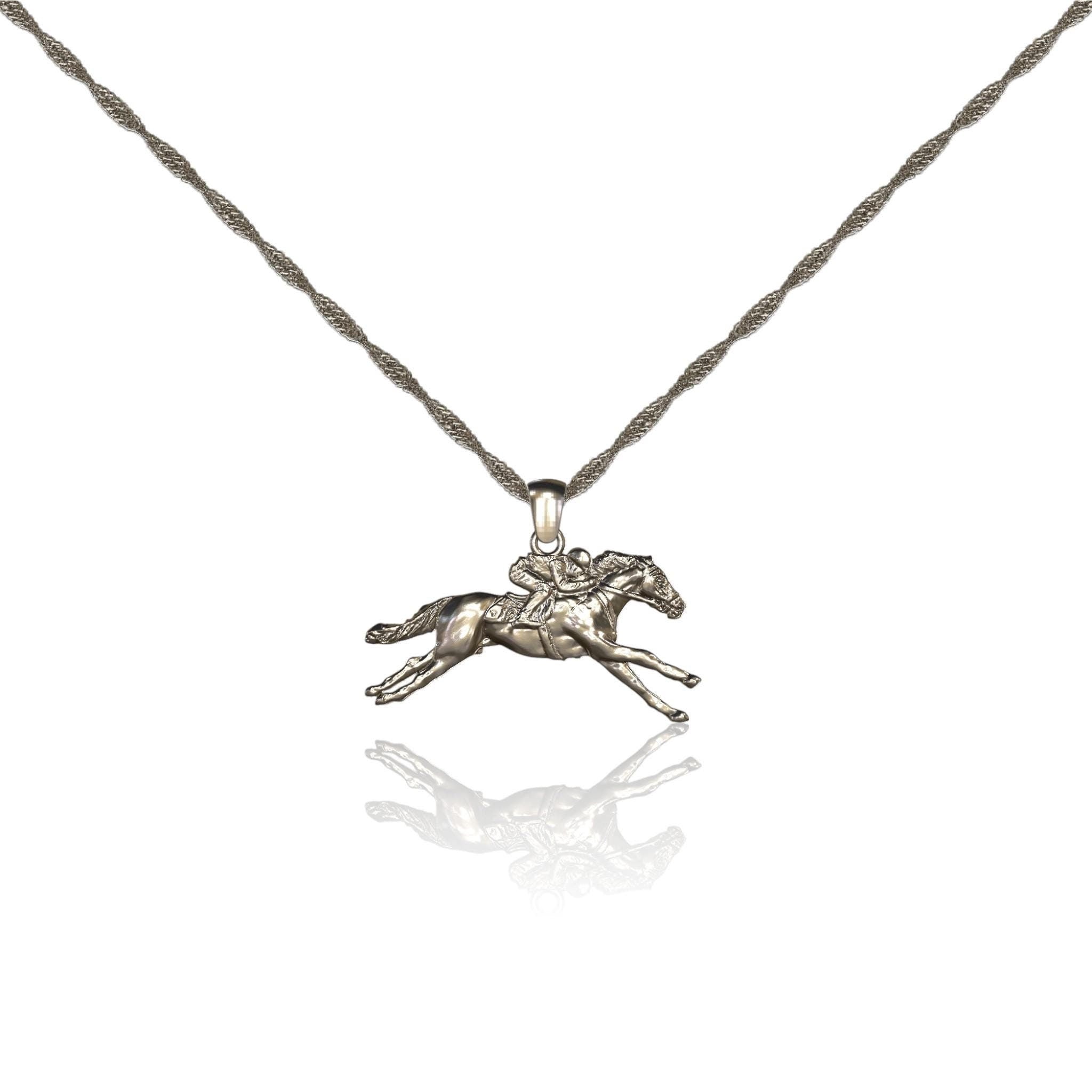 Whether for Derby Day, an anniversary, or a birthday, this horse racing pendant is the ideal keepsake for fans and riders alike.